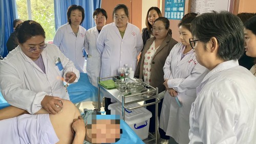 银针传情暖基层  仁心仁术惠民生